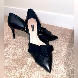 Black heels with stylish bow